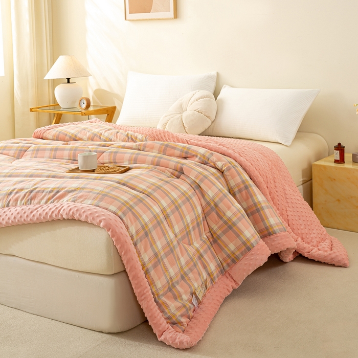 91家纺网 家纺一手货源 找家纺 美梦之都 2025新款A类水洗豆豆绒印花大豆被子被芯 简夕粉