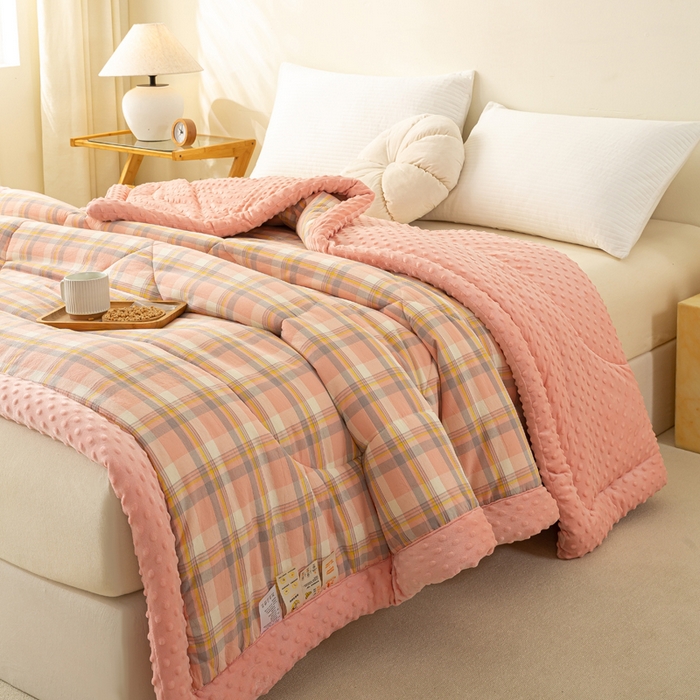 91家纺网 家纺一手货源 找家纺 美梦之都 2025新款A类水洗豆豆绒印花大豆被子被芯 简夕粉