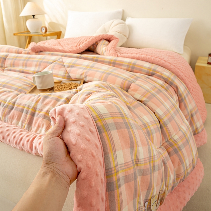 91家纺网 家纺一手货源 找家纺 美梦之都 2025新款A类水洗豆豆绒印花大豆被子被芯 简夕粉