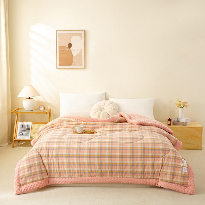 91家纺网 家纺一手货源 找家纺 美梦之都 2025新款A类水洗豆豆绒印花大豆被子被芯 简夕粉