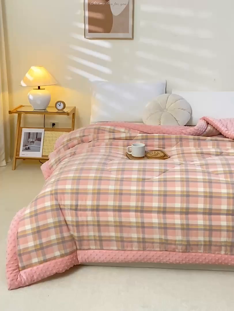 91家纺网 家纺一手货源 找家纺 美梦之都 2025新款A类水洗豆豆绒印花大豆被子被芯 简夕粉