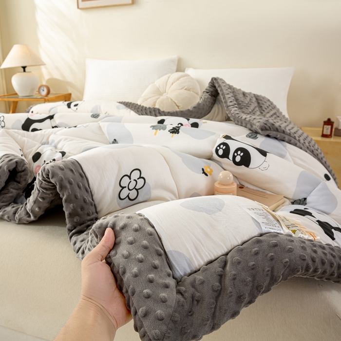 91家纺网 家纺一手货源 找家纺 美梦之都 2025新款A类水洗豆豆绒印花大豆被子被芯 可爱熊猫