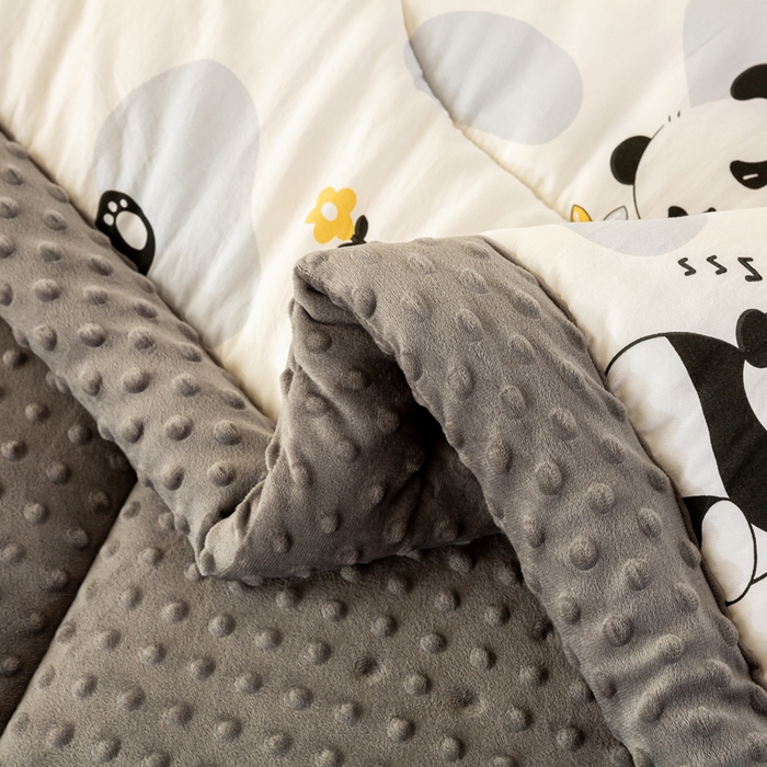 91家纺网 家纺一手货源 找家纺 美梦之都 2025新款A类水洗豆豆绒印花大豆被子被芯 可爱熊猫