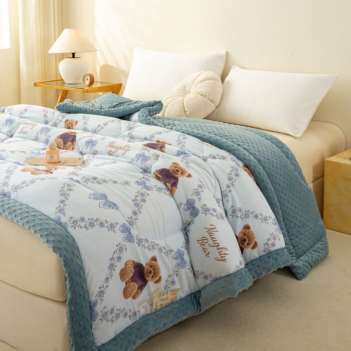 91家纺网 家纺一手货源 找家纺 美梦之都 2025新款A类水洗豆豆绒印花大豆被子被芯 小熊乐园