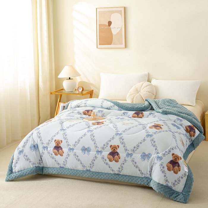 91家纺网 家纺一手货源 找家纺 美梦之都 2025新款A类水洗豆豆绒印花大豆被子被芯 小熊乐园