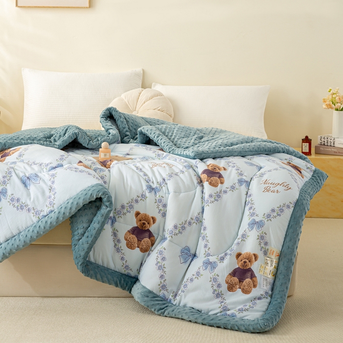 91家纺网 家纺一手货源 找家纺 美梦之都 2025新款A类水洗豆豆绒印花大豆被子被芯 小熊乐园