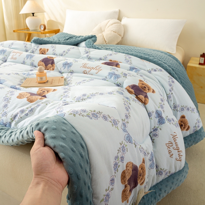 91家纺网 家纺一手货源 找家纺 美梦之都 2025新款A类水洗豆豆绒印花大豆被子被芯 小熊乐园