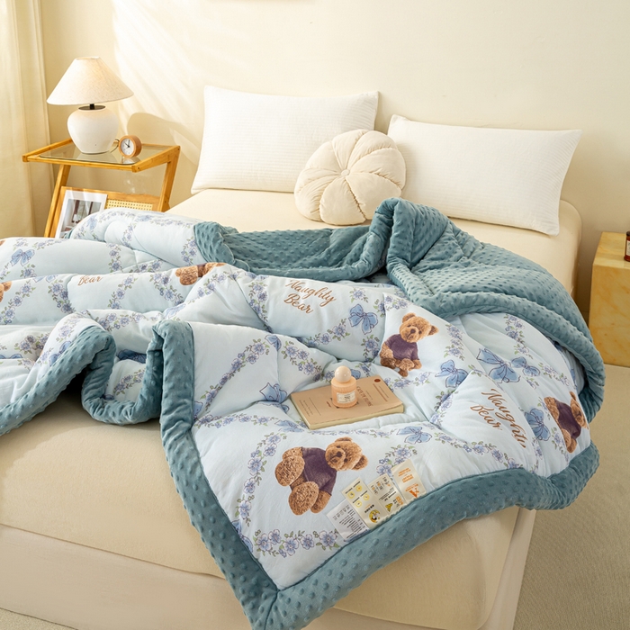 91家纺网 家纺一手货源 找家纺 美梦之都 2025新款A类水洗豆豆绒印花大豆被子被芯 小熊乐园