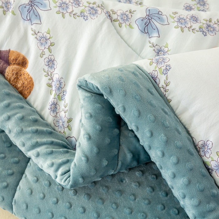 91家纺网 家纺一手货源 找家纺 美梦之都 2025新款A类水洗豆豆绒印花大豆被子被芯 小熊乐园