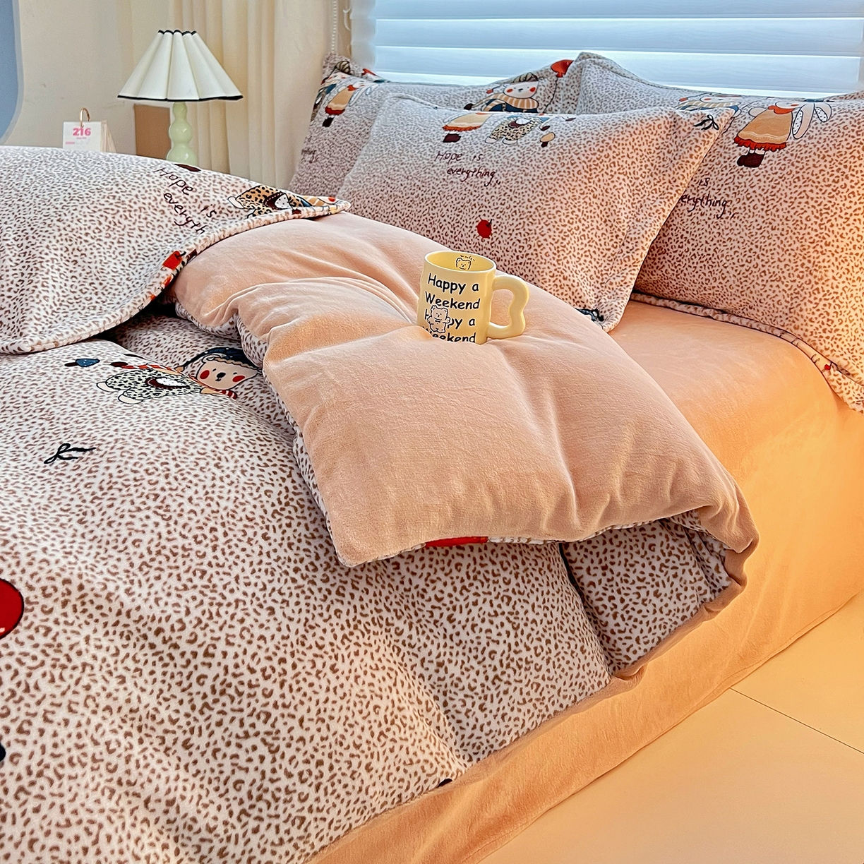 91家纺网 家纺一手货源 找家纺 锦罗绣 2025新款230克牛奶绒印花四件套 开心宝贝