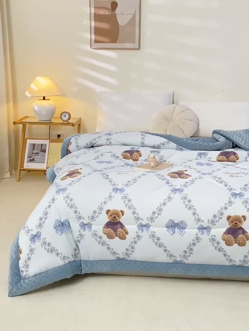 91家纺网 家纺一手货源 找家纺 美梦之都 2025新款A类水洗豆豆绒印花大豆被子被芯 小熊乐园