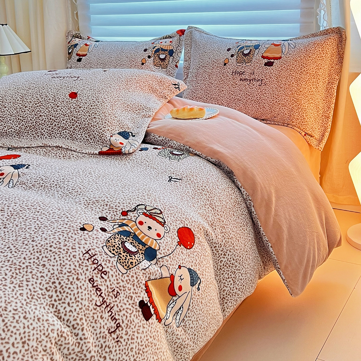 91家纺网 家纺一手货源 找家纺 锦罗绣 2025新款230克牛奶绒印花四件套 开心宝贝