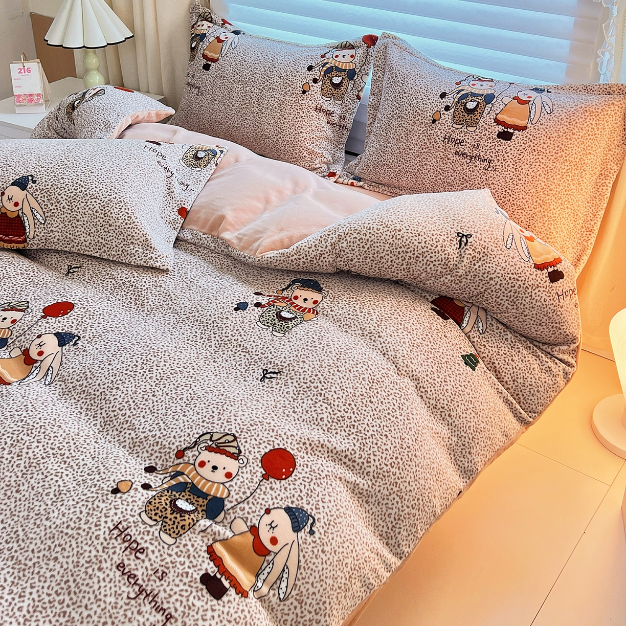 91家纺网 家纺一手货源 找家纺 锦罗绣 2025新款230克牛奶绒印花四件套 开心宝贝