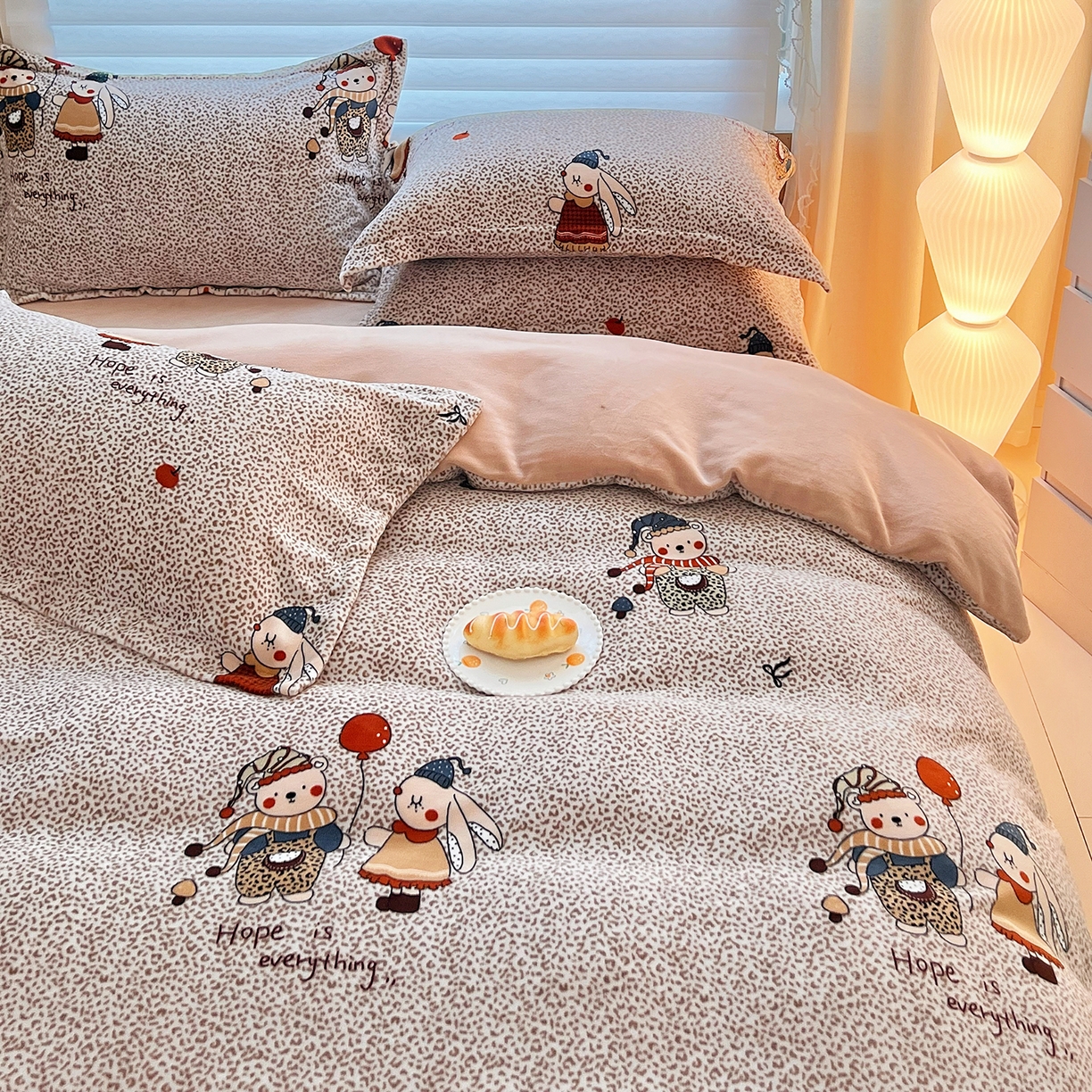 91家纺网 家纺一手货源 找家纺 锦罗绣 2025新款230克牛奶绒印花四件套 开心宝贝