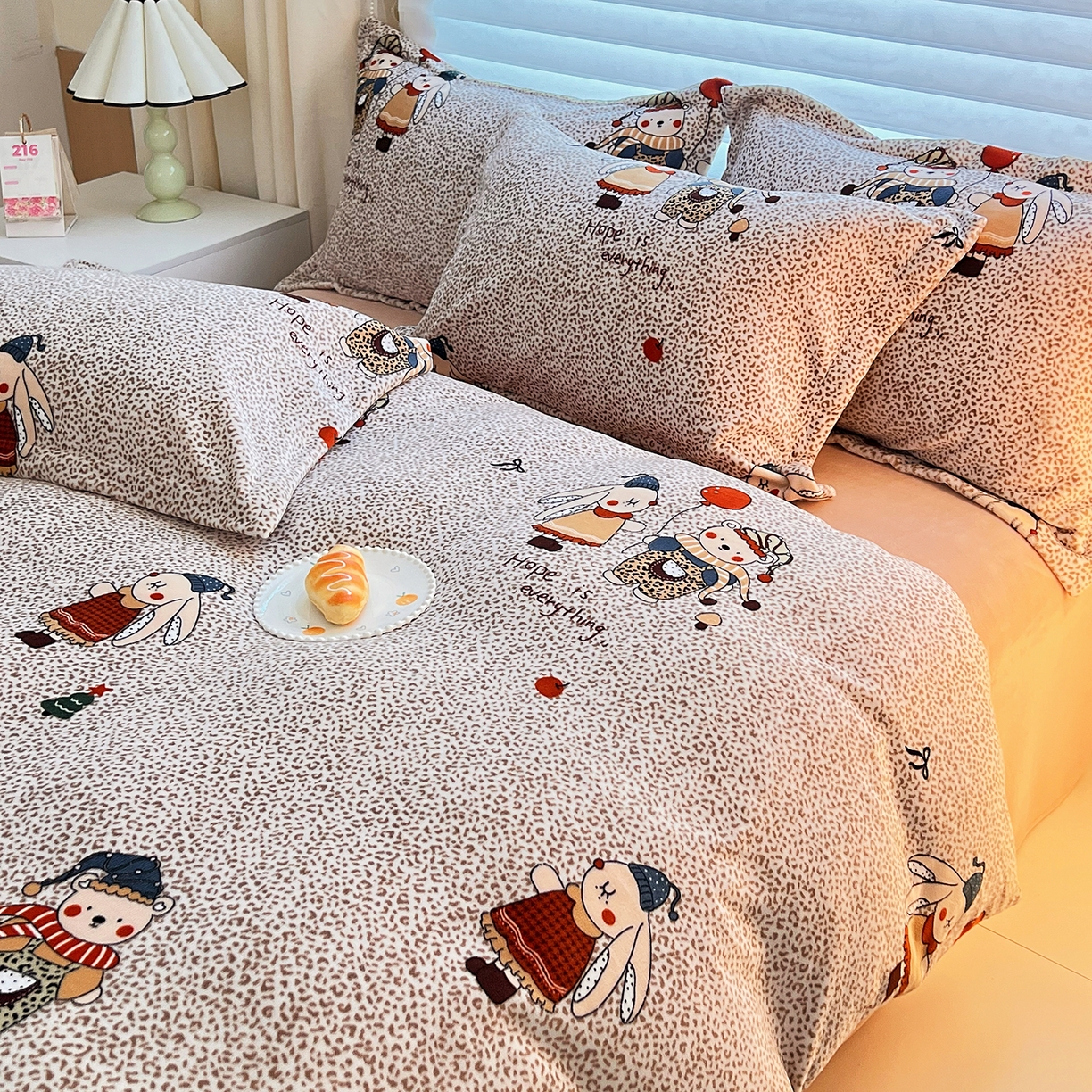 91家纺网 家纺一手货源 找家纺 锦罗绣 2025新款230克牛奶绒印花四件套 开心宝贝