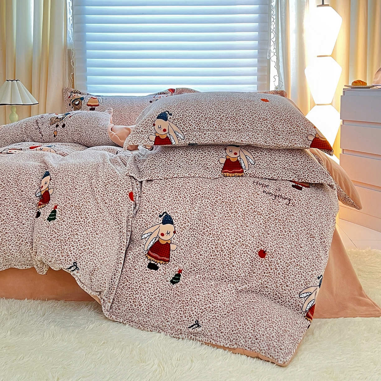 91家纺网 家纺一手货源 找家纺 锦罗绣 2025新款230克牛奶绒印花四件套 开心宝贝