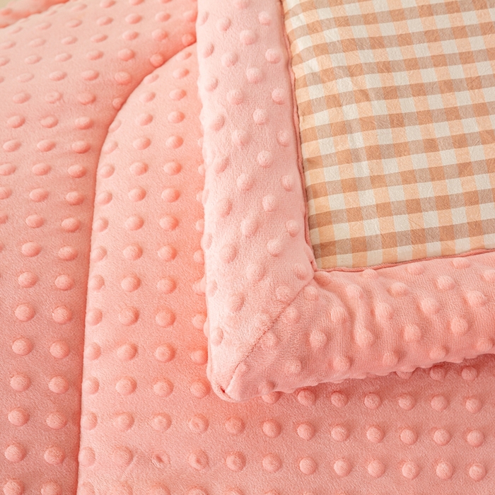 91家纺网 家纺一手货源 找家纺 美梦之都 2025新款A类水洗豆豆绒印花大豆被子被芯 玉小格