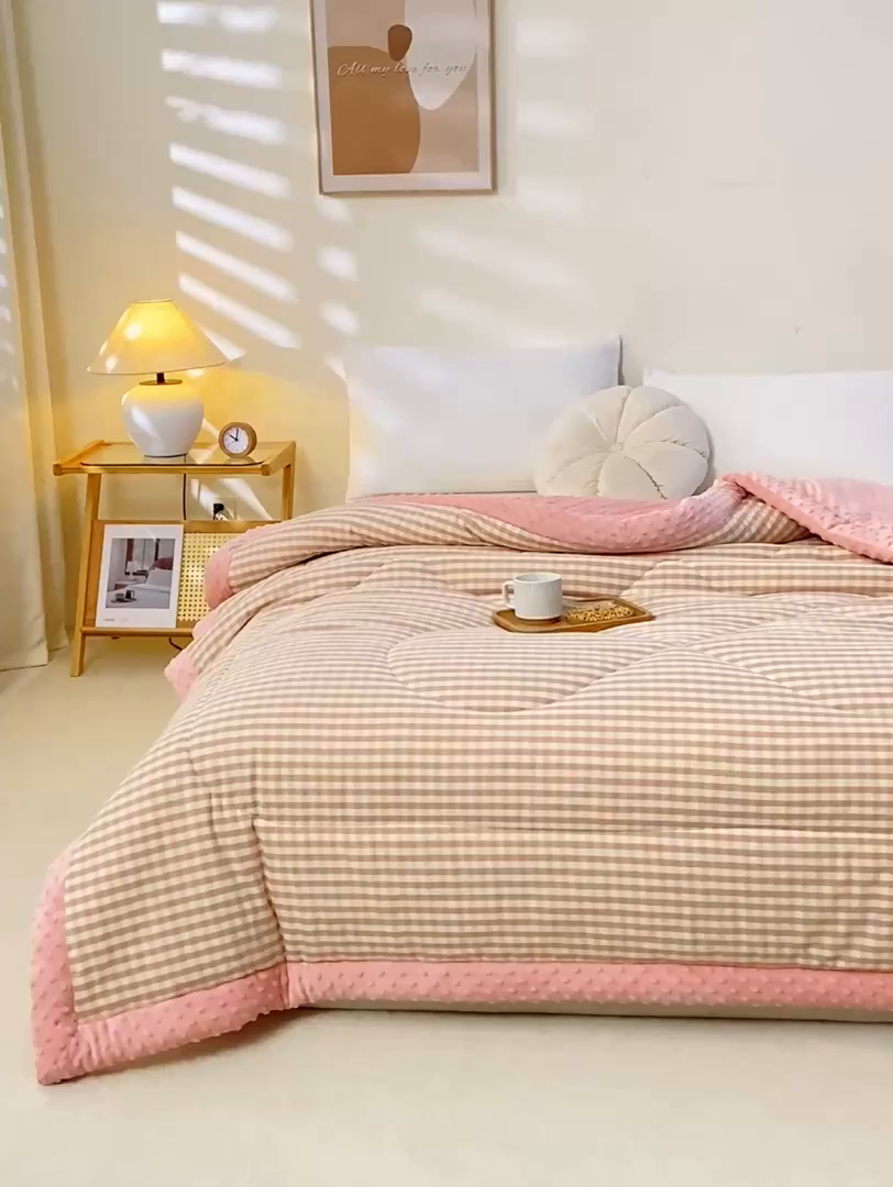 91家纺网 家纺一手货源 找家纺 美梦之都 2025新款A类水洗豆豆绒印花大豆被子被芯 玉小格