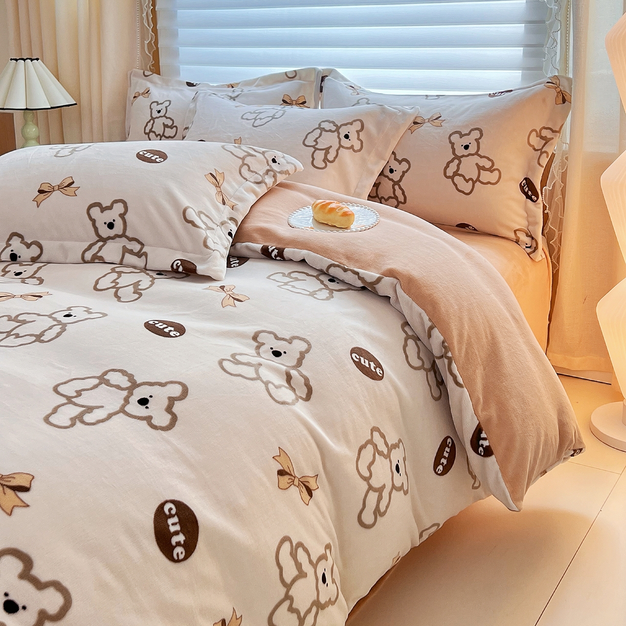 91家纺网 家纺一手货源 找家纺 锦罗绣 2025新款230克牛奶绒印花四件套 奶香小熊