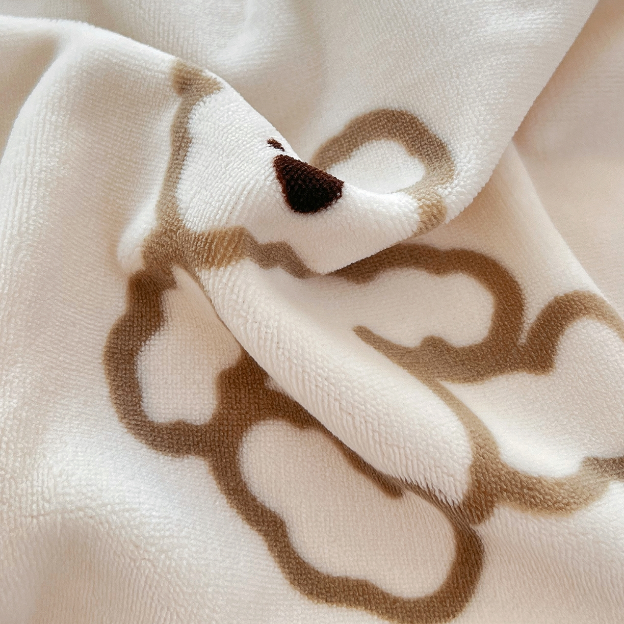 91家纺网 家纺一手货源 找家纺 锦罗绣 2025新款230克牛奶绒印花四件套 奶香小熊