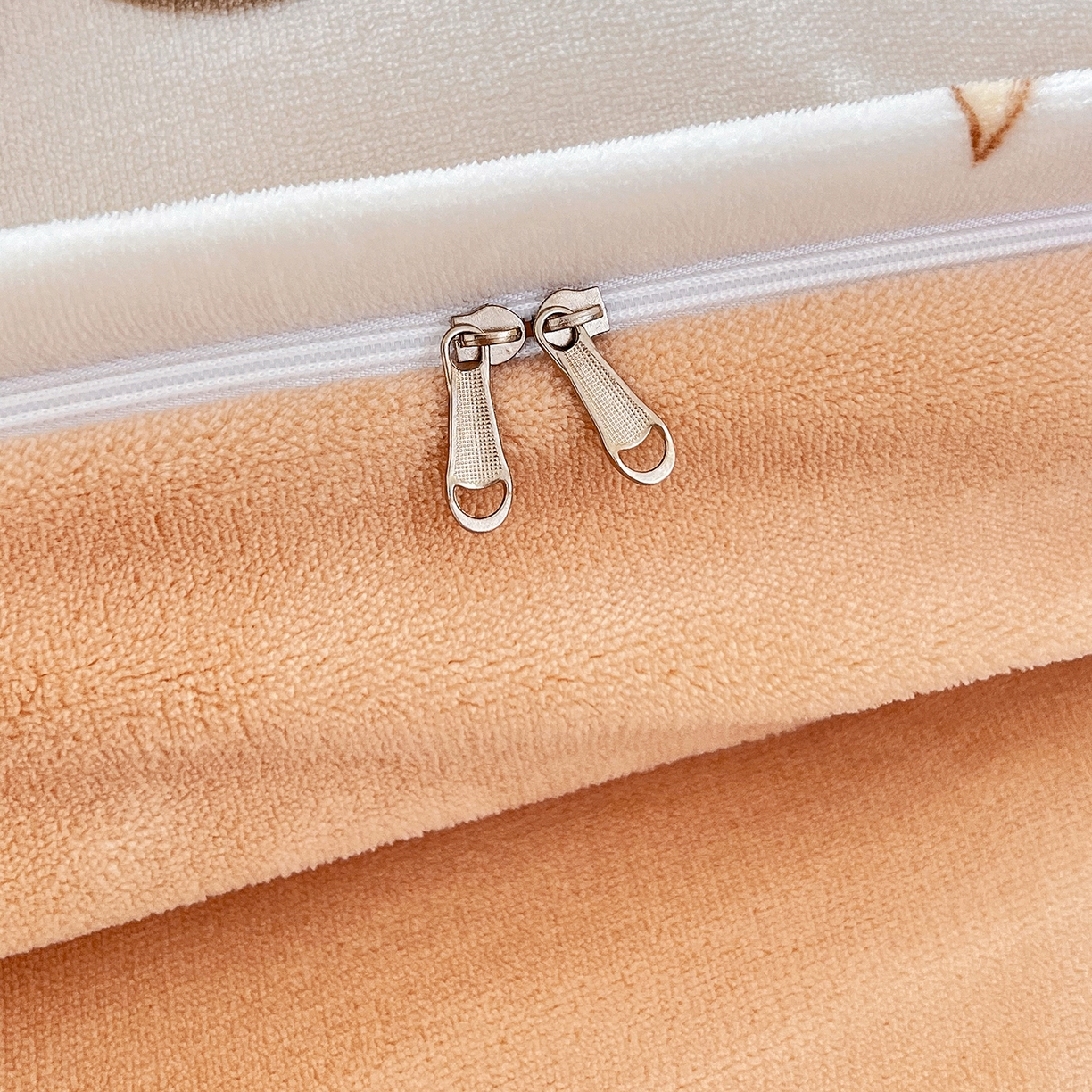 91家纺网 家纺一手货源 找家纺 锦罗绣 2025新款230克牛奶绒印花四件套 奶香小熊