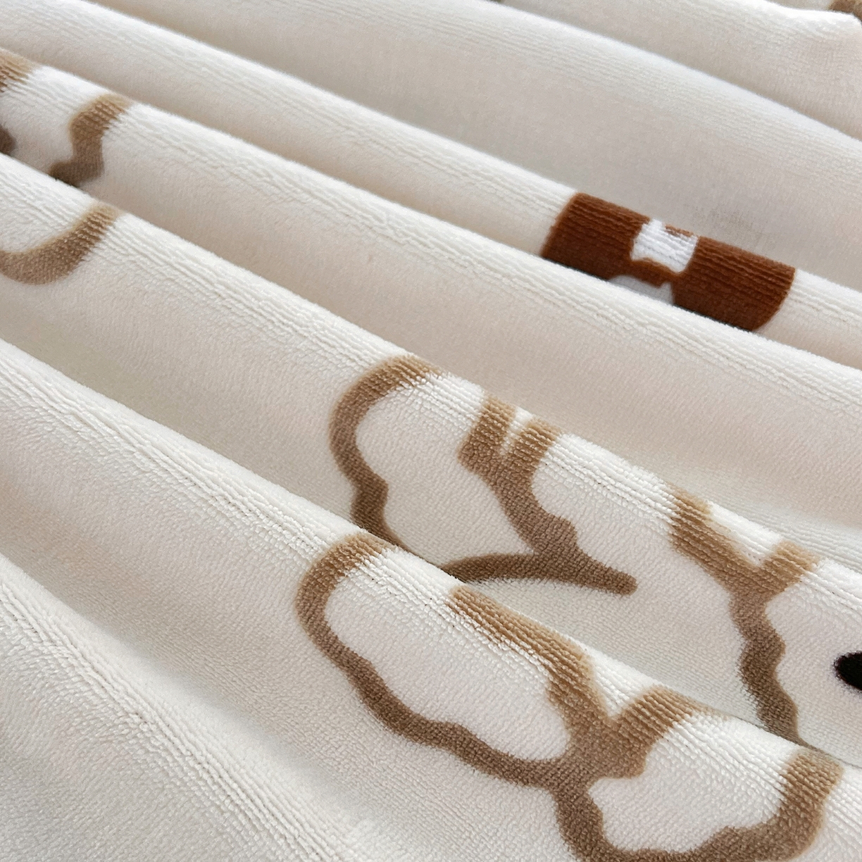 91家纺网 家纺一手货源 找家纺 锦罗绣 2025新款230克牛奶绒印花四件套 奶香小熊