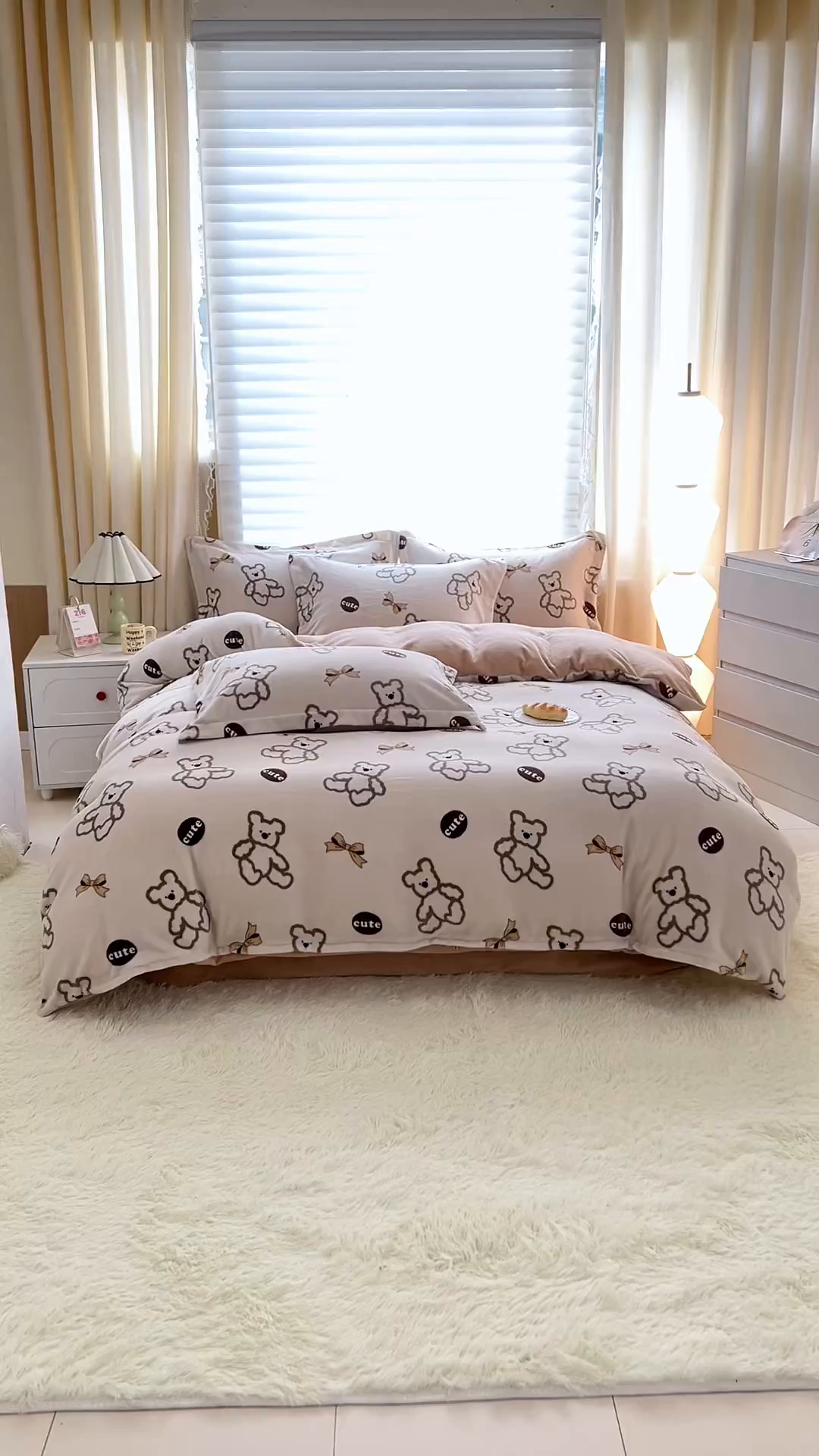 91家纺网 家纺一手货源 找家纺 锦罗绣 2025新款230克牛奶绒印花四件套 奶香小熊