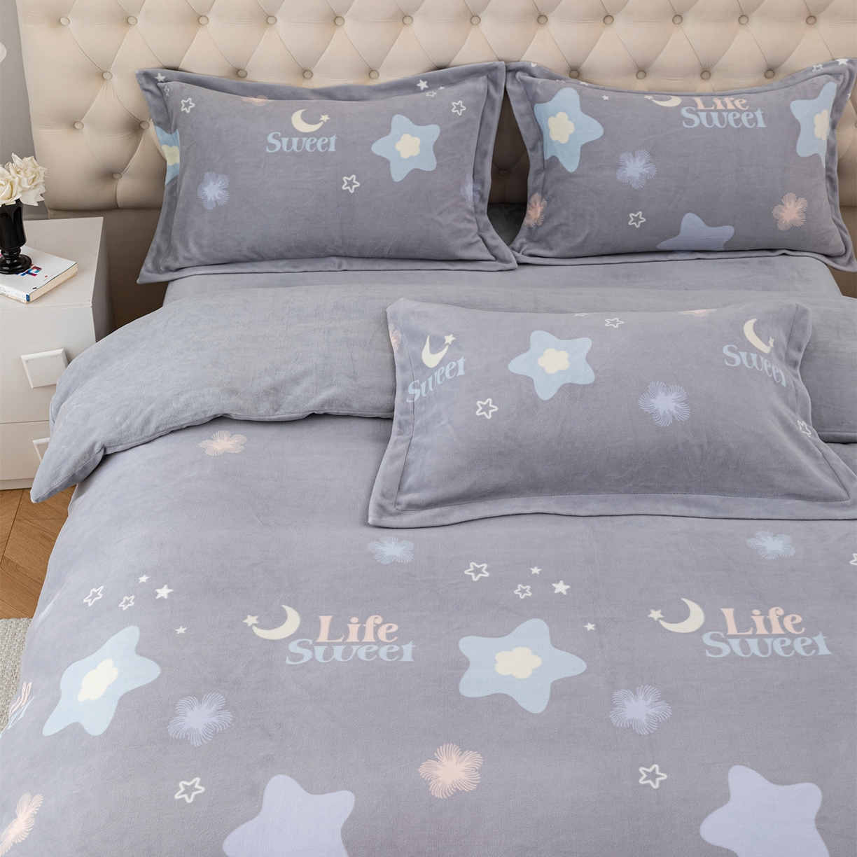 91家纺网 家纺一手货源 找家纺 锦罗绣 2025新款230克牛奶绒印花四件套 时光