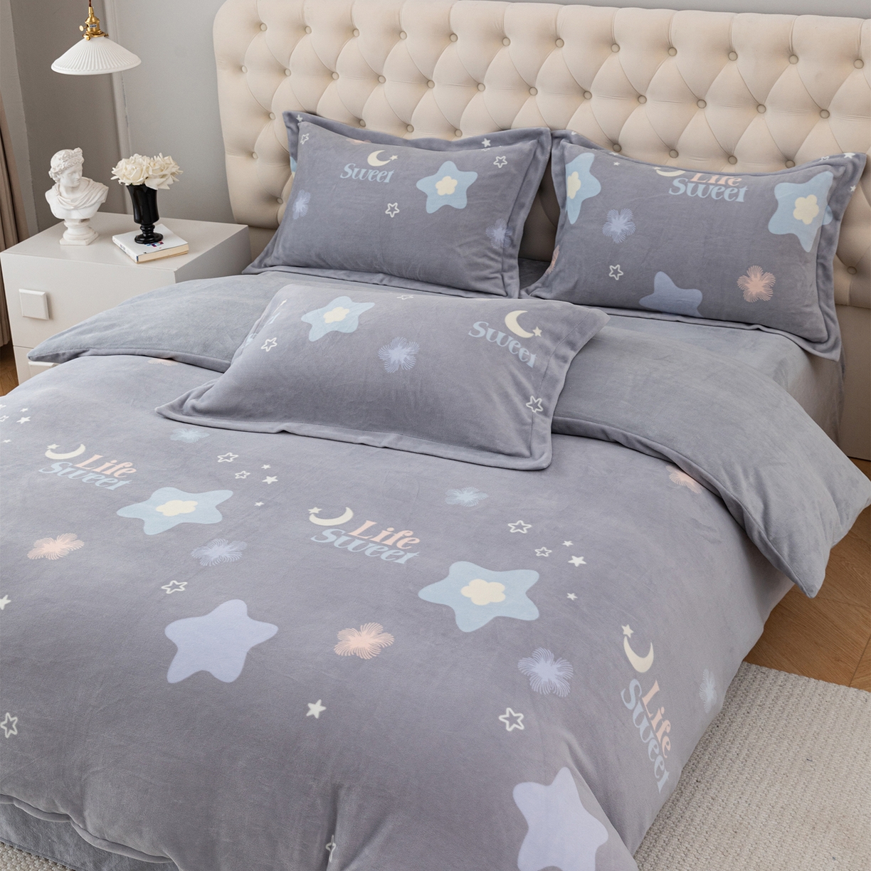 91家纺网 家纺一手货源 找家纺 锦罗绣 2025新款230克牛奶绒印花四件套 时光