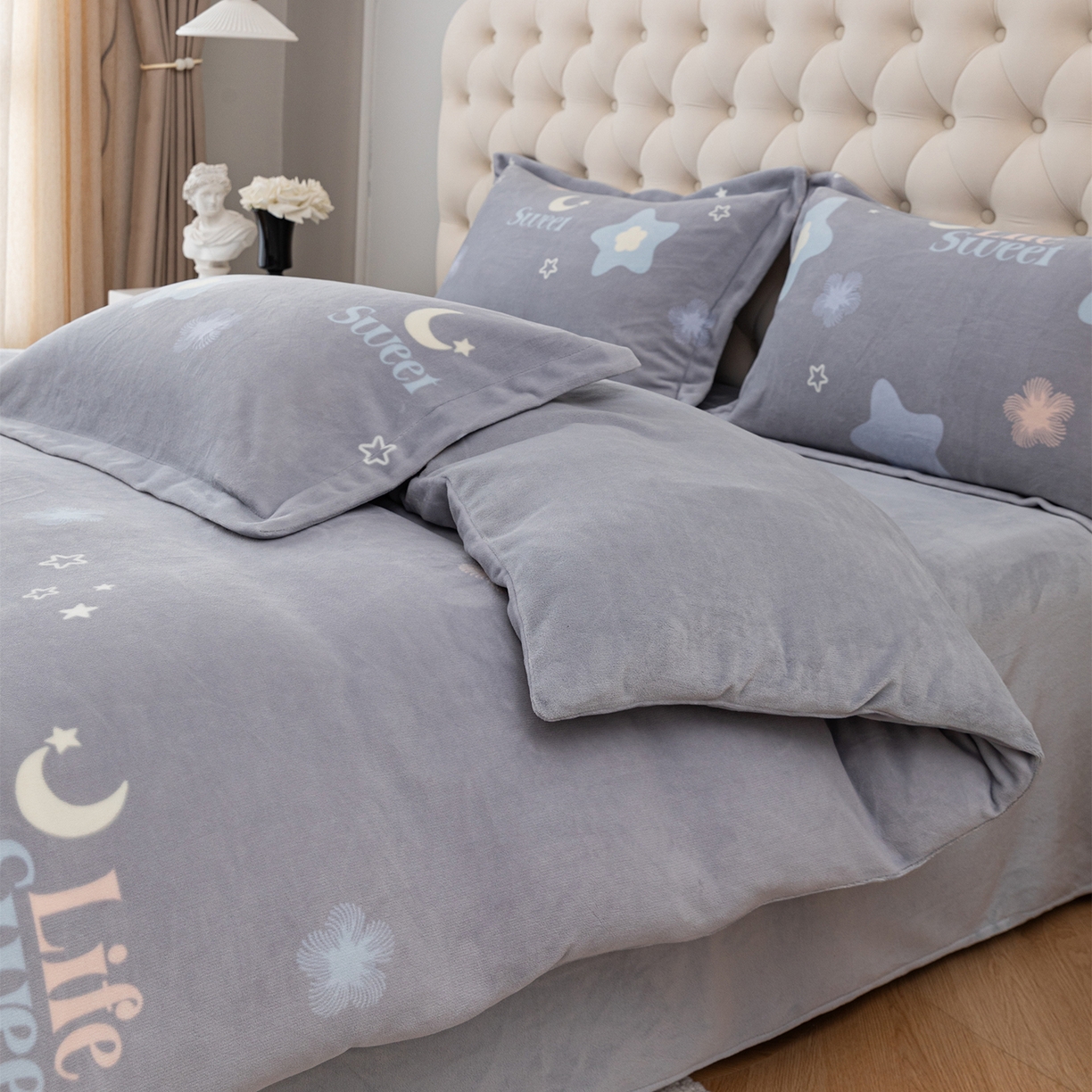 91家纺网 家纺一手货源 找家纺 锦罗绣 2025新款230克牛奶绒印花四件套 时光