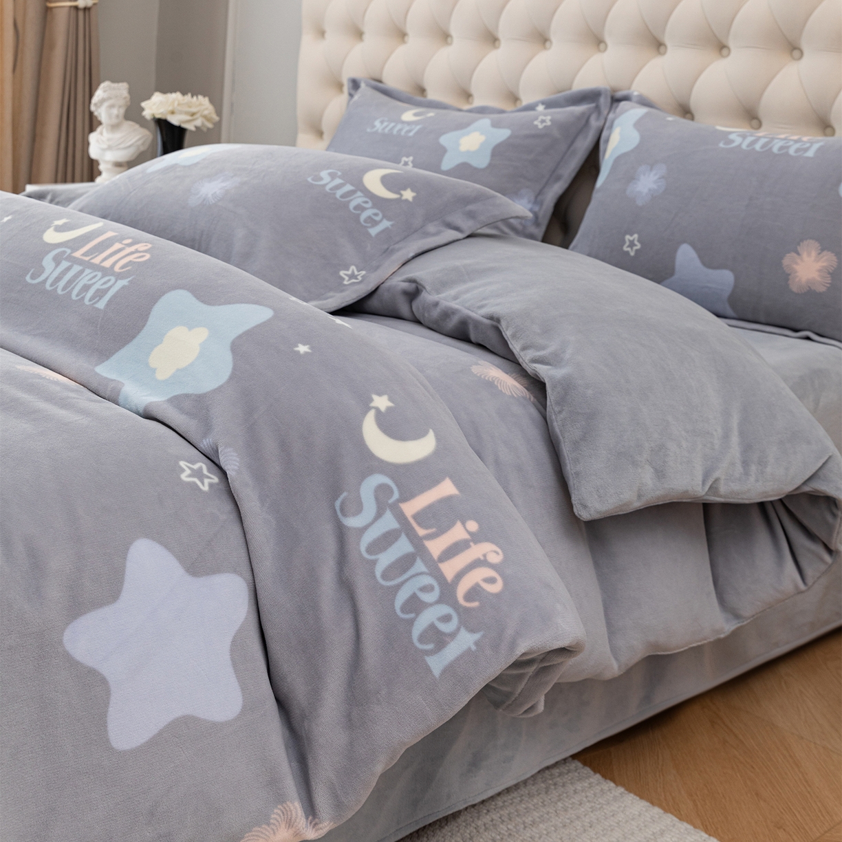 91家纺网 家纺一手货源 找家纺 锦罗绣 2025新款230克牛奶绒印花四件套 时光