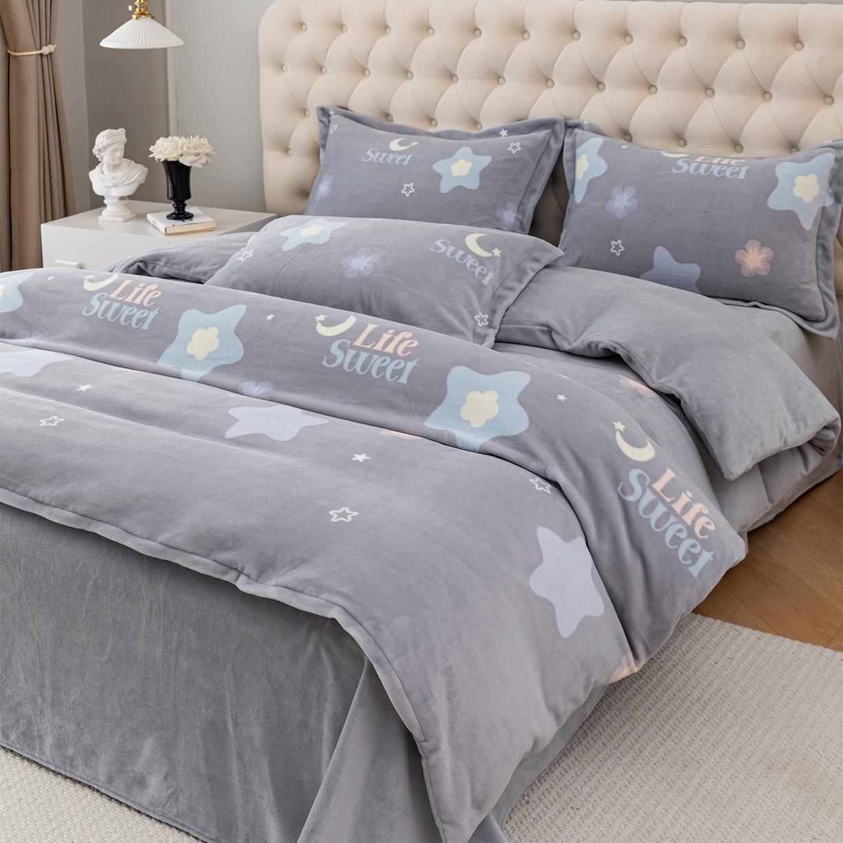 91家纺网 家纺一手货源 找家纺 锦罗绣 2025新款230克牛奶绒印花四件套 时光