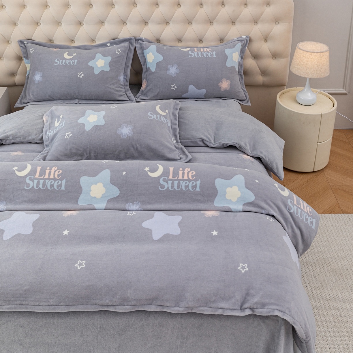 91家纺网 家纺一手货源 找家纺 锦罗绣 2025新款230克牛奶绒印花四件套 时光