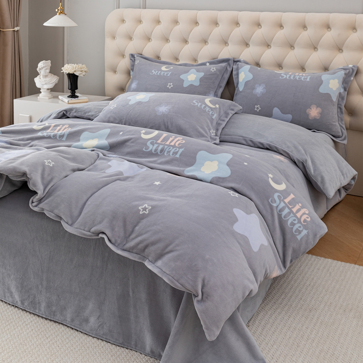 91家纺网 家纺一手货源 找家纺 锦罗绣 2025新款230克牛奶绒印花四件套 时光