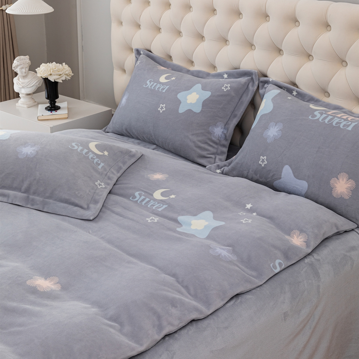 91家纺网 家纺一手货源 找家纺 锦罗绣 2025新款230克牛奶绒印花四件套 时光