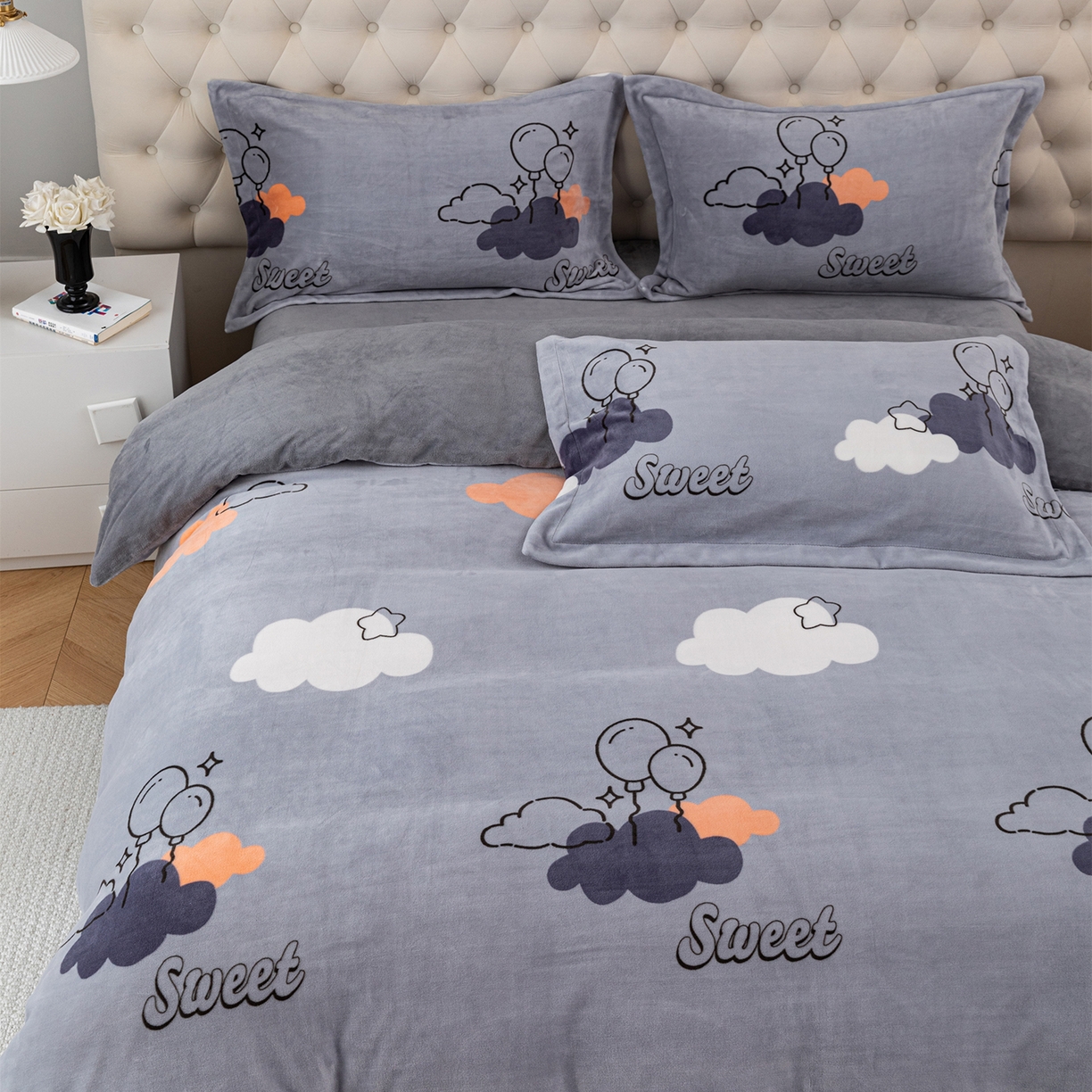 91家纺网 家纺一手货源 找家纺 锦罗绣 2025新款230克牛奶绒印花四件套 甜蜜宝贝