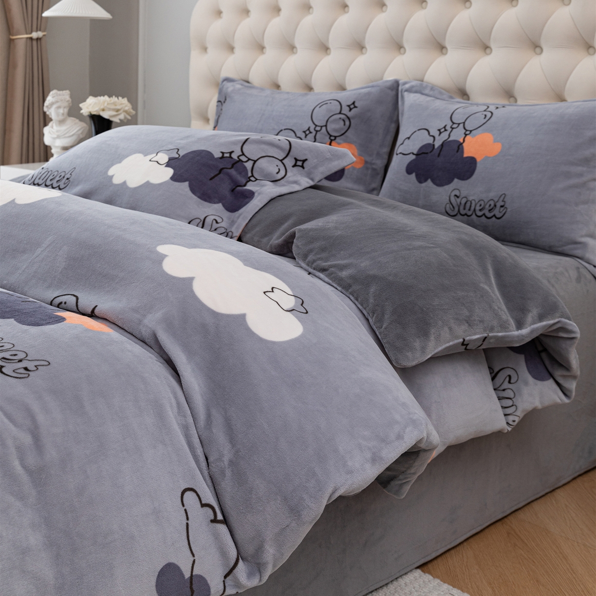 91家纺网 家纺一手货源 找家纺 锦罗绣 2025新款230克牛奶绒印花四件套 甜蜜宝贝