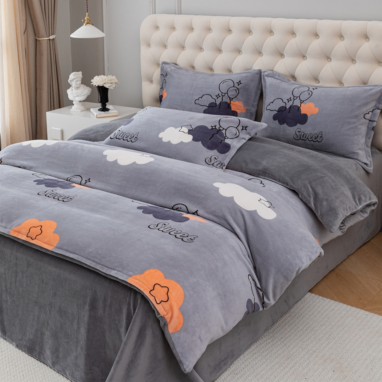 91家纺网 家纺一手货源 找家纺 锦罗绣 2025新款230克牛奶绒印花四件套 甜蜜宝贝