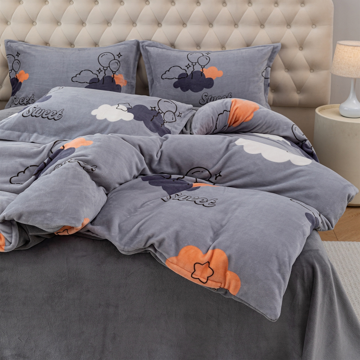 91家纺网 家纺一手货源 找家纺 锦罗绣 2025新款230克牛奶绒印花四件套 甜蜜宝贝