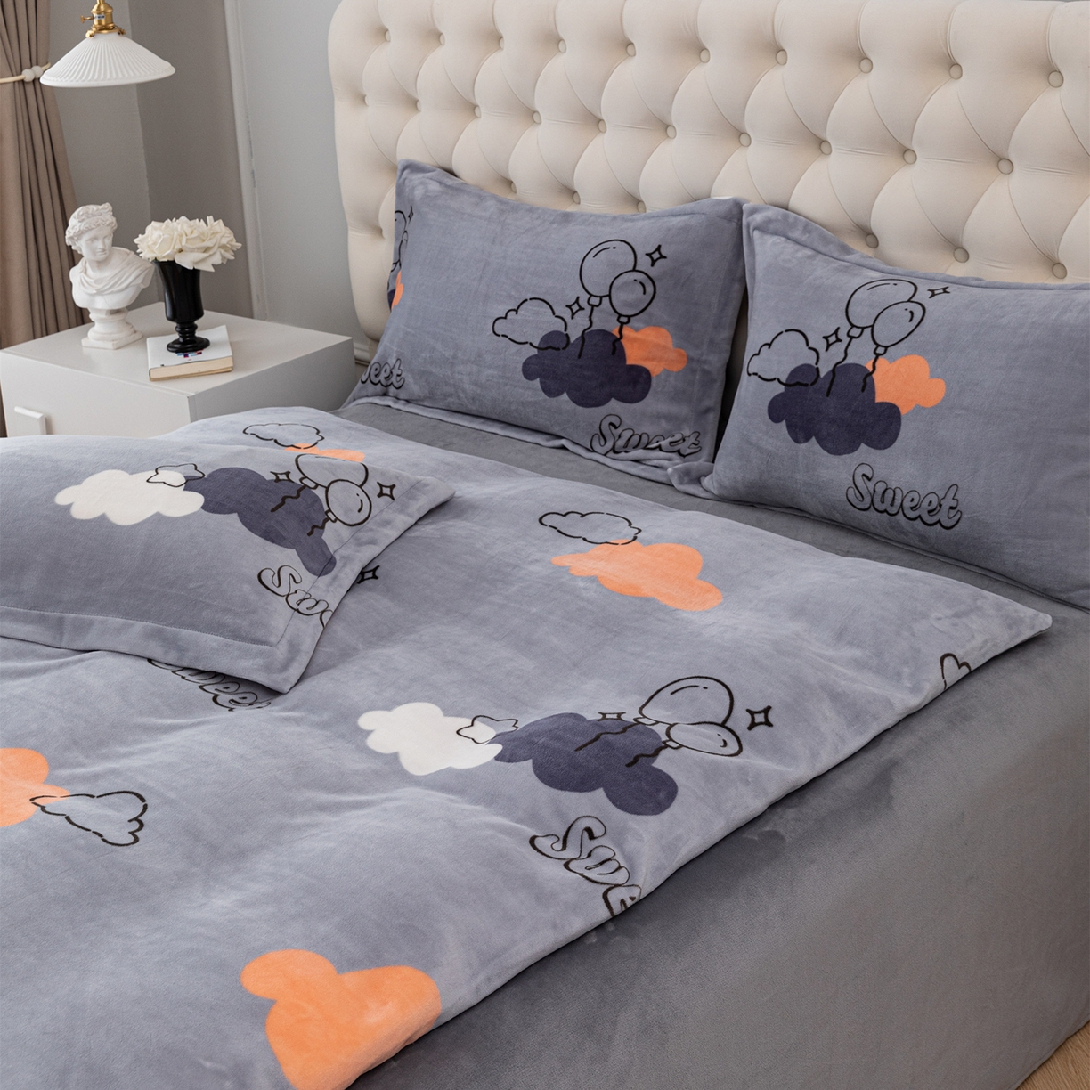 91家纺网 家纺一手货源 找家纺 锦罗绣 2025新款230克牛奶绒印花四件套 甜蜜宝贝