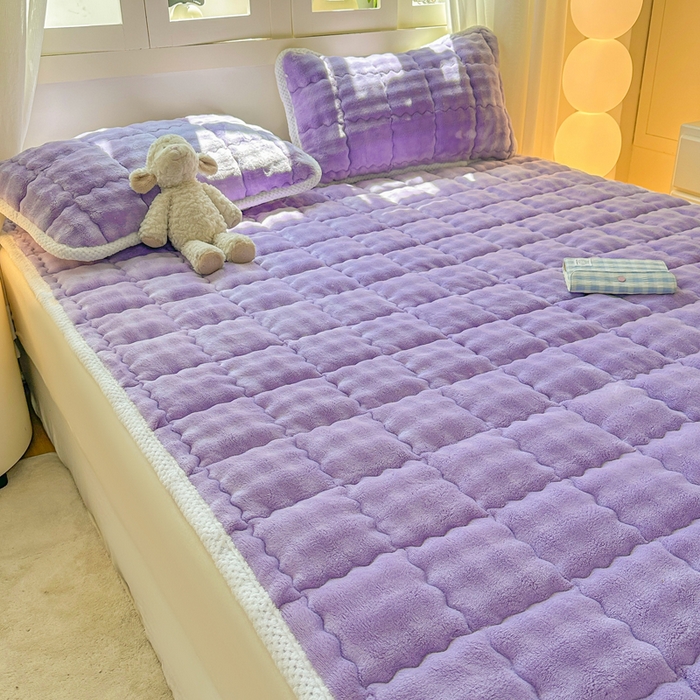 91家纺网 家纺一手货源 找家纺 蕾诺家纺 2025新款加厚泡泡兔绒夹棉床垫保护垫 丁香紫