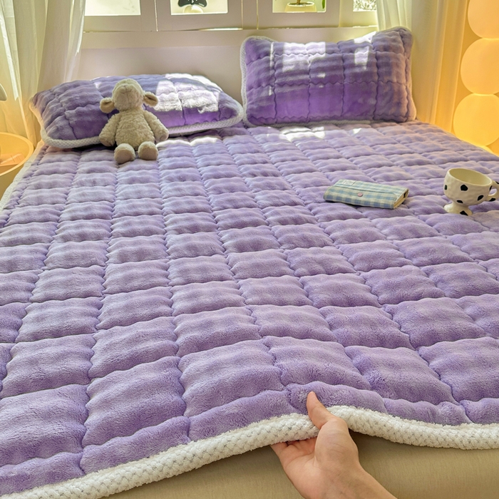 91家纺网 家纺一手货源 找家纺 蕾诺家纺 2025新款加厚泡泡兔绒夹棉床垫保护垫 丁香紫