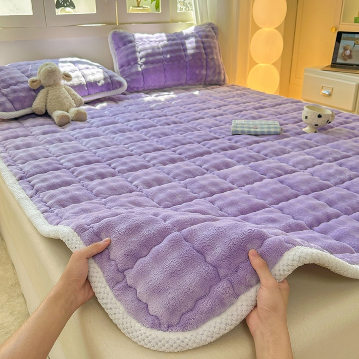 91家纺网 家纺一手货源 找家纺 蕾诺家纺 2025新款加厚泡泡兔绒夹棉床垫保护垫 丁香紫