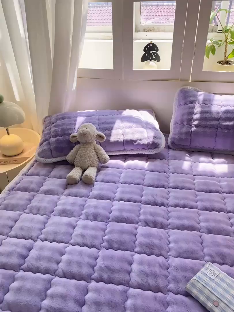 91家纺网 家纺一手货源 找家纺 蕾诺家纺 2025新款加厚泡泡兔绒夹棉床垫保护垫 丁香紫