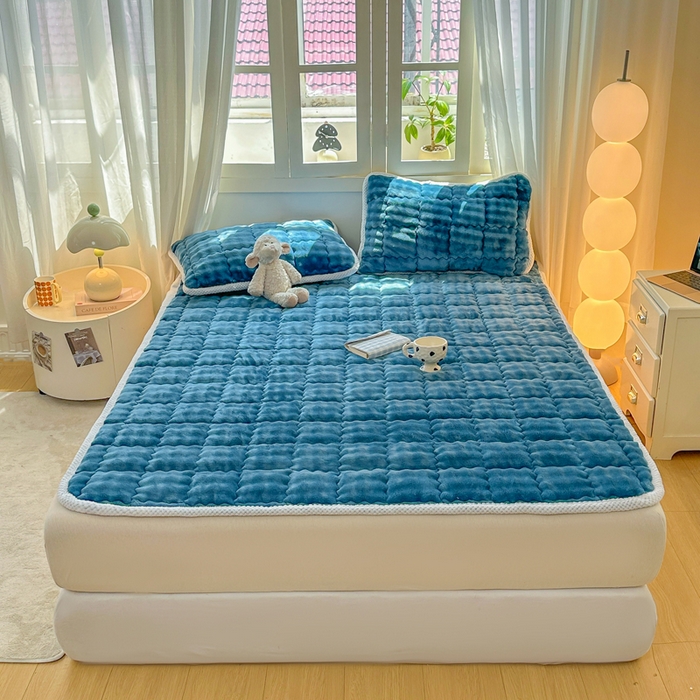 91家纺网 家纺一手货源 找家纺 蕾诺家纺 2025新款加厚泡泡兔绒夹棉床垫保护垫 孔雀蓝