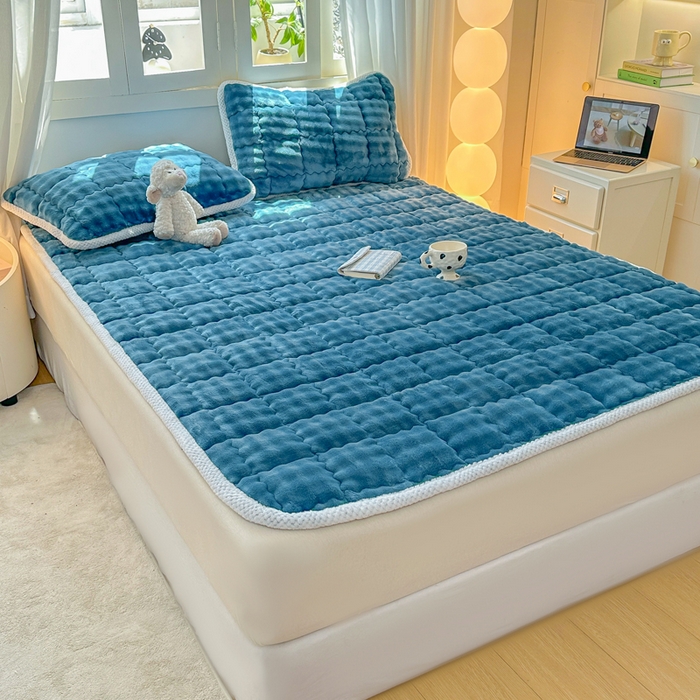 91家纺网 家纺一手货源 找家纺 蕾诺家纺 2025新款加厚泡泡兔绒夹棉床垫保护垫 孔雀蓝