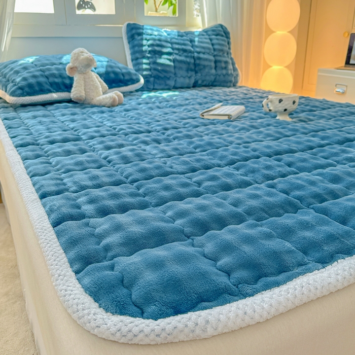 91家纺网 家纺一手货源 找家纺 蕾诺家纺 2025新款加厚泡泡兔绒夹棉床垫保护垫 孔雀蓝