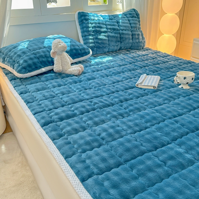 91家纺网 家纺一手货源 找家纺 蕾诺家纺 2025新款加厚泡泡兔绒夹棉床垫保护垫 孔雀蓝