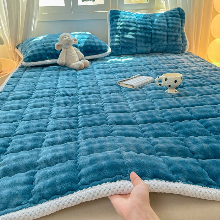 91家纺网 家纺一手货源 找家纺 蕾诺家纺 2025新款加厚泡泡兔绒夹棉床垫保护垫 孔雀蓝