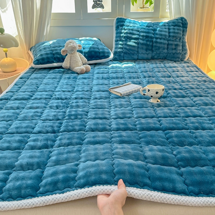 91家纺网 家纺一手货源 找家纺 蕾诺家纺 2025新款加厚泡泡兔绒夹棉床垫保护垫 孔雀蓝